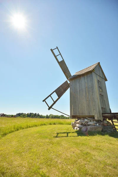 Vieux Moulin Vent Bois Sur Terrain Contre Ciel Bleu Clair — Photo