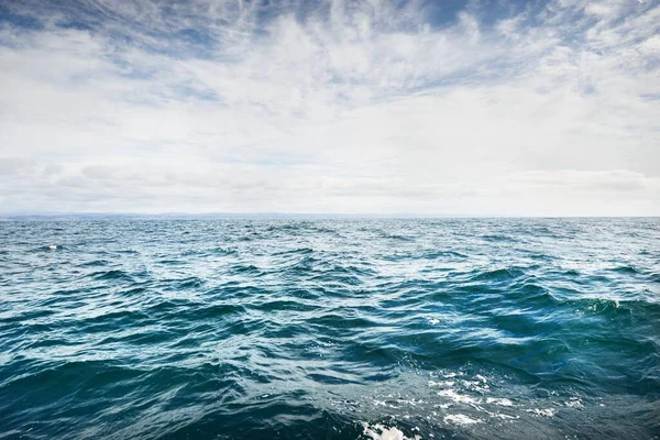 Вид Бурхливе Північне Море Вітрильного Човна Яскраве Блакитне Небо Відбивається — стокове фото