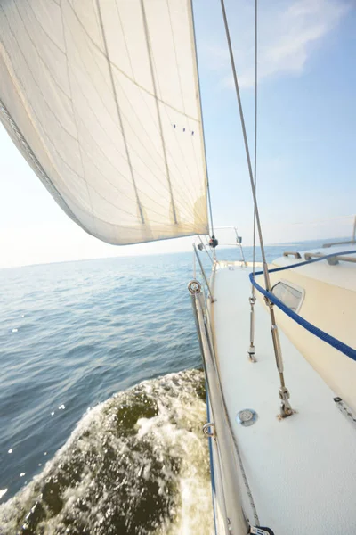 Weiße Jacht Segelt Einem Sonnigen Sommertag Blick Von Oben Vom — Stockfoto