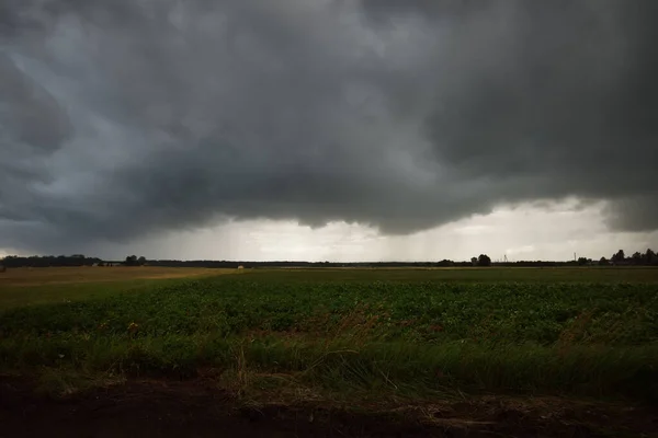 Landwirtschaftliches Feld Nach Dem Regen Dramatischer Himmel Epische Wolkenlandschaft Unbeständiges — Stockfoto