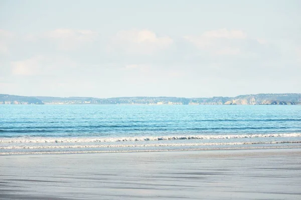 Pohled Písečného Pobřeží Zálivu Douarnenez Jasné Modré Nebe Úvahy Vodě — Stock fotografie