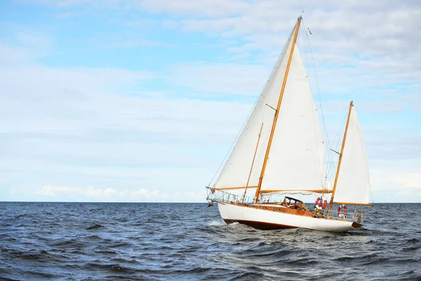 Старая Дорогая Винтажная Деревянная Парусная Лодка Yawl Крупным Планом Плавающая — стоковое фото