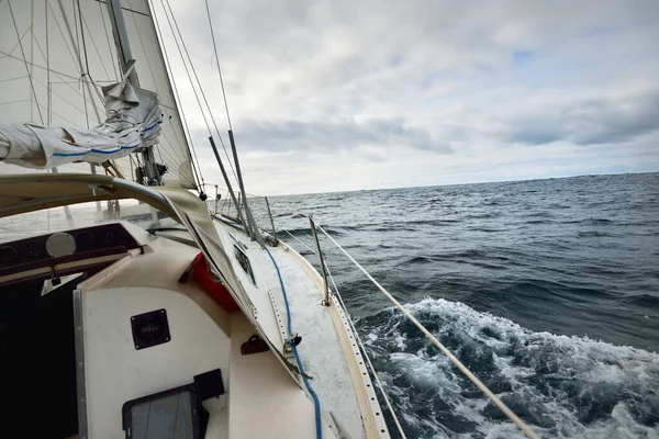 Vit Yacht Seglar Nordsjön Molnig Dag Mörk Storm Som Reflekteras — Stockfoto