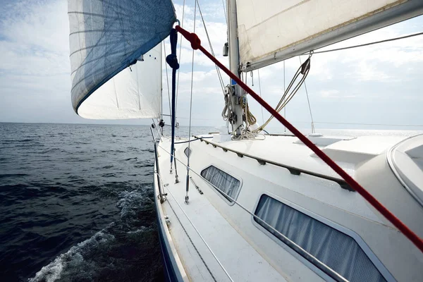 Біла Яхта Пливе Сонячний Літній День Вгорі Вниз Від Палуби — стокове фото