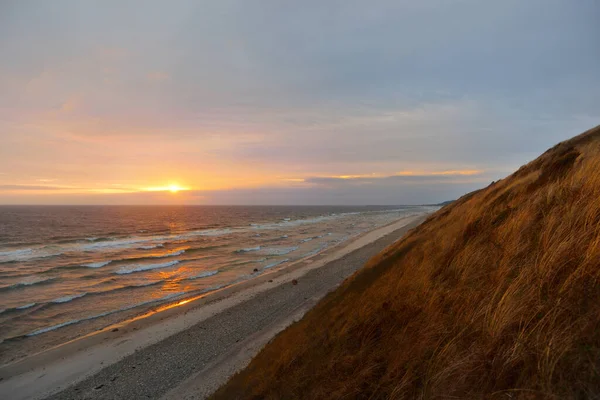 日没時にアンホルト島の砂浜 カラフルな雲の風景 環境保全 エコツーリズムのテーマ デンマークのカトガト — ストック写真
