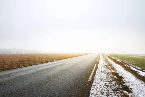 Empty Highway Sharp Turn Countryside Agricultural Fields Thick White Morning — Stock Photo, Image