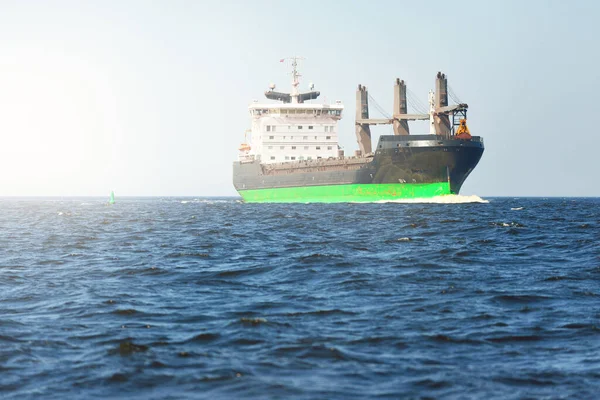 Grote Bulkcarrier Vrachtkraanschip Varen Oostzee Naar Haven Van Riga Letland — Stockfoto