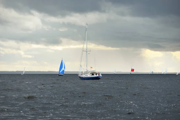 Regata Yates Vela Veleros Modernos Cerca Cielo Dramático Después Tormenta —  Fotos de Stock