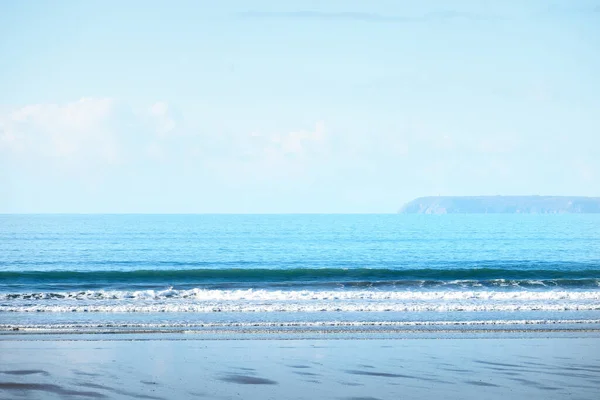 Pohled Písečného Pobřeží Zálivu Douarnenez Jasné Modré Nebe Úvahy Vodě — Stock fotografie