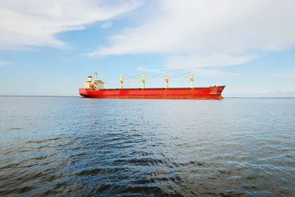 Grande Graneleiro Vermelho Navio Carga Com Guindastes Navegando Mar Aberto — Fotografia de Stock