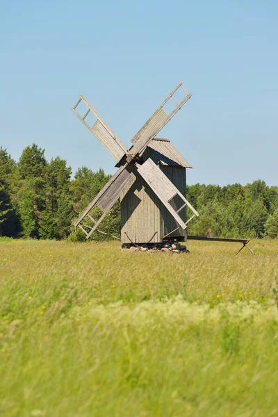 夏日晴朗的时候 田野上的一个古老的木制风车在晴朗的蓝天下迎风而上 萨雷马 爱沙尼亚 概念艺术 传统工艺和替代生产 环境保护 — 图库照片