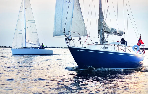 Blaue Schaluppe Getakelt Segelboot Und Moderne Kleine Fuß Rennjacht Einer — Stockfoto