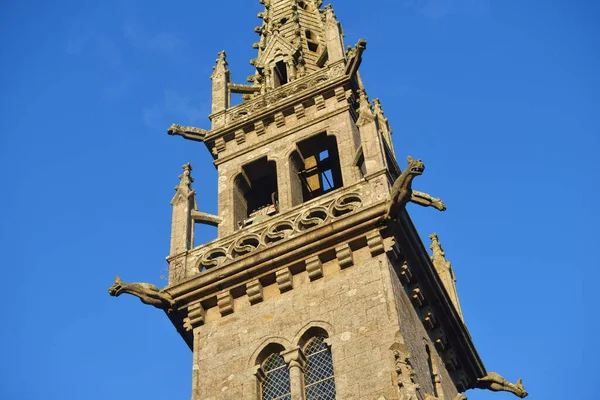 Der Glockenturm Der Kirche Saint Jean Baptiste Vor Strahlend Blauem — Stockfoto