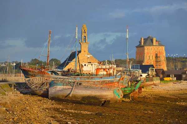 老渔船停靠在陆地上 Camaret Sur Mer 全景全景 旅游目的地 航海船 休闲活动 — 图库照片