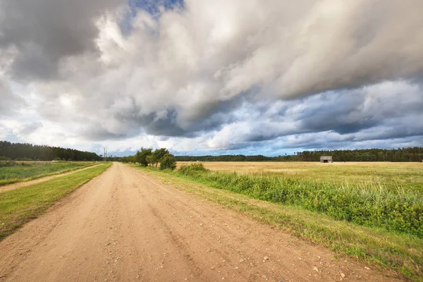 Una Strada Campagna Vuota Attraverso Campi Dopo Pioggia Cielo Drammatico — Foto Stock