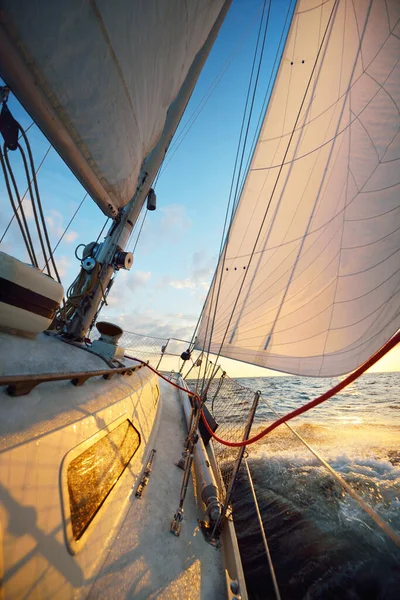 Kapal Layar Putih Laut Terbuka Saat Matahari Terbenam Satu Tangan — Stok Foto