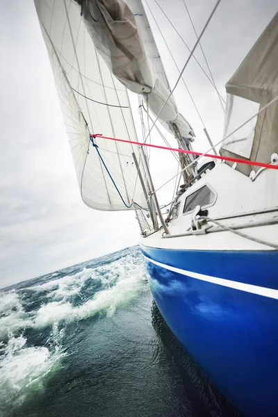 雨の日は雷雨の中ヨットセーリング デッキから弓 マスト 帆へのクローズアップビュー 劇的な嵐の空 暗い雲 波と水が飛び散った 悪天候だ バルト海 スウェーデン — ストック写真