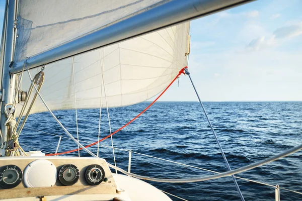 在晴朗的晴天 白色的帆船在开阔的海面上 从甲板到船头的近景 桅杆和帆 单人驾驶一艘34英尺长的游艇 — 图库照片