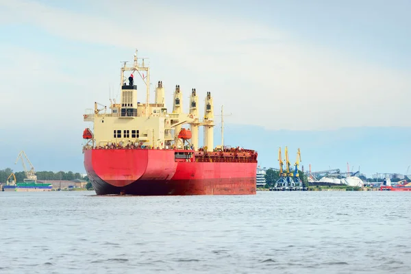 Duży Czerwony Masowiec Statek Towarowy Dźwigami Docierającymi Europoort Zbliżenie Rotterdam — Zdjęcie stockowe