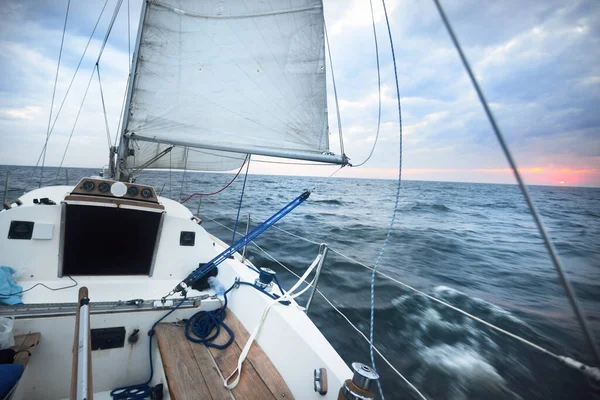 Plachtění Kokpitu Jachty Otevřeném Moři Při Západu Slunce Dramatická Obloha — Stock fotografie