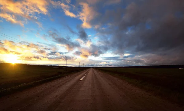 Een Lege Landweg Door Velden Regen Bij Zonsondergang Dramatische Kleurrijke — Stockfoto