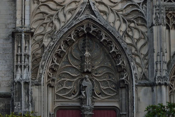在旧大教堂的外面法国诺曼底装饰元素和雕塑特写 传统建筑 哥特式风格 国家地标 文化和宗教 希望与和平的象征 — 图库照片