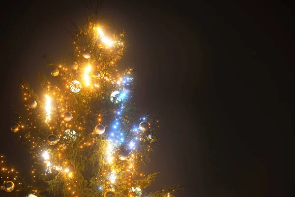 Árvore Natal Iluminada Com Belas Bugigangas Cristal Rua Vazia Nevoeiro — Fotografia de Stock