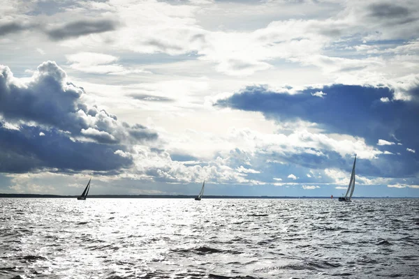 Regata Yates Vela Velero Moderno Carreras Través Las Olas Cielo — Foto de Stock