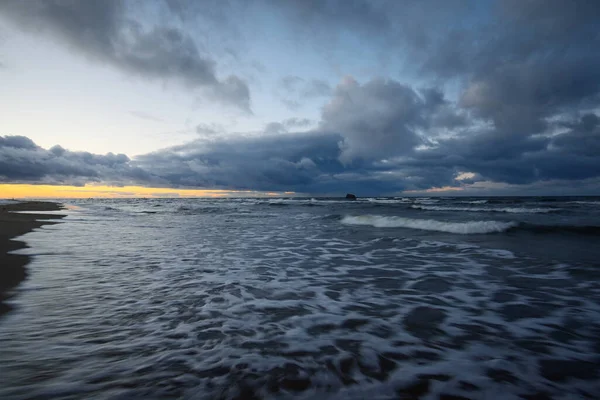 Stormwolken Boven Oostzee Winter Lange Blootstelling Dramatische Zonsondergang Hemel Golven — Stockfoto