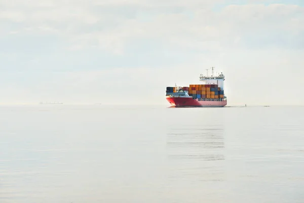 Gran Buque Portacontenedores Carga Navegando Mar Abierto Día Despejado Vista —  Fotos de Stock