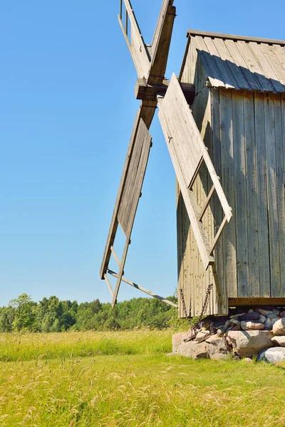 Vieux Moulin Vent Bois Sur Terrain Contre Ciel Bleu Clair — Photo