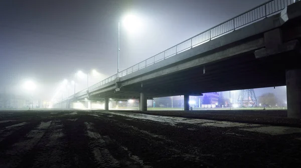 Visão Ângulo Baixo Ponte Estrada Iluminada Uma Névoa Noite Cena — Fotografia de Stock