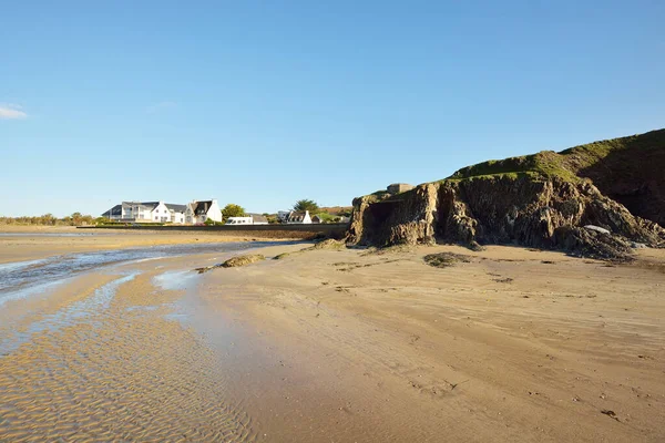 Casas Campo Árboles Costa Arenosa Bahía Douarnenez Cielo Azul Claro —  Fotos de Stock