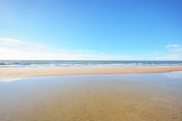 Östersjökusten Lågvatten Solig Sommardag Lettland Blå Himmel Kristallklart Azurblått Vatten — Stockfoto