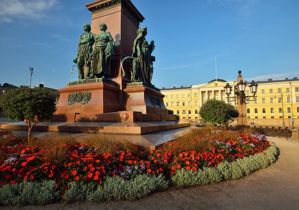 코로나 바이러스 Covid 이전의 광장이 핀란드 지역인 키에서 알렉산드로스 동상과 — 스톡 사진