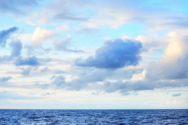 Heldere Blauwe Lucht Met Kleurrijke Zonsondergang Wolken Boven Middellandse Zee — Stockfoto