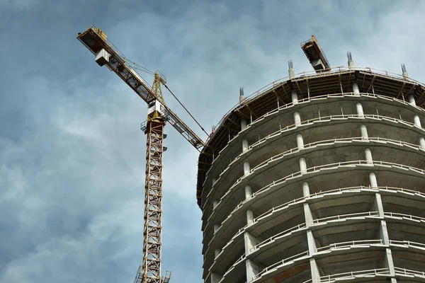 Edificio Moderno Construcción Una Grúa Primer Plano Riga Letonia Imagen —  Fotos de Stock