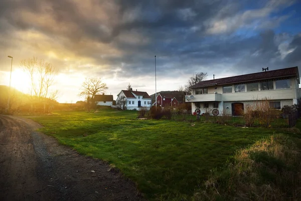 Pequeño Pueblo Fiordos Atardecer Isla Hidra Región Rogaland Noruega Arquitectura —  Fotos de Stock