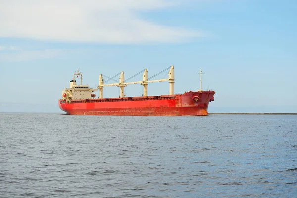 Gran Granelero Rojo Buque Carga Con Grúas Que Navegan Mar —  Fotos de Stock