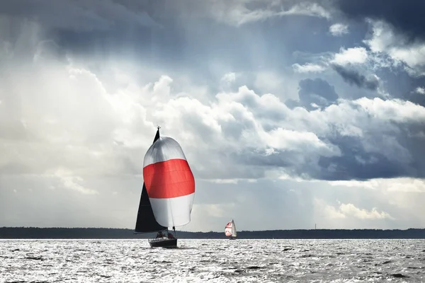 Regaty Jachtów Żaglowych Nowoczesny Żaglówka Wyścigi Czerwonym Spinakerem Żagle Dramatyczne — Zdjęcie stockowe