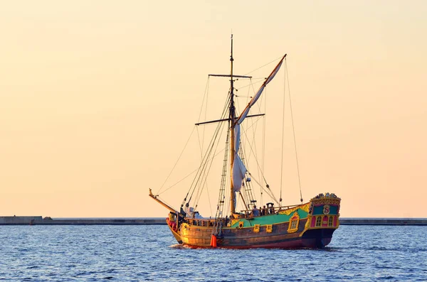 18Th Century Sailing Yacht Open Sea Sunset Close Old Tall — Stock Photo, Image