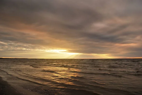 Burzliwe Morze Bałtyckie Pod Dramatycznymi Zachmurzeniami Słońca Widok Piaszczystego Brzegu — Zdjęcie stockowe