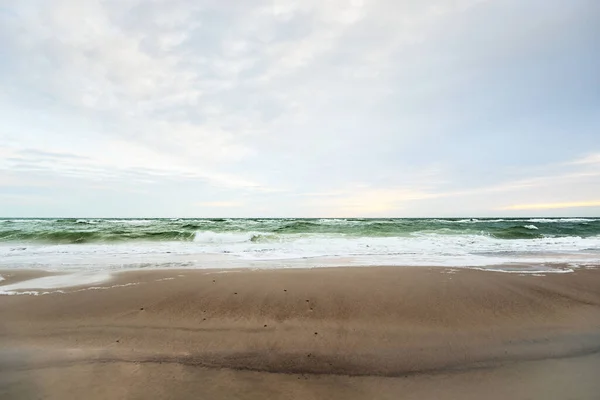 Sandstrand Öken Anholt Vid Solnedgången Vågor Och Vattenstänk Färgglada Molnlandskap — Stockfoto