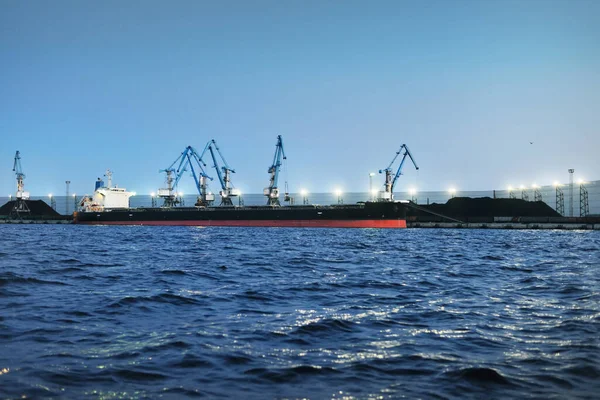 Duży Statek Towarowy Zakotwiczony Oświetlonym Porcie Rydze Łotwa Nocy Zbliżenie — Zdjęcie stockowe