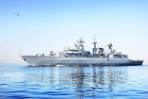Μεγάλο Γκρι Σύγχρονο Πολεμικό Πλοίο Πλέει Ήρεμο Νερό Γλάρος Πετάει — Φωτογραφία Αρχείου