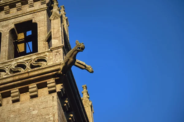 Campanario Iglesia Saint Jean Baptiste Contra Cielo Azul Claro Cerca —  Fotos de Stock