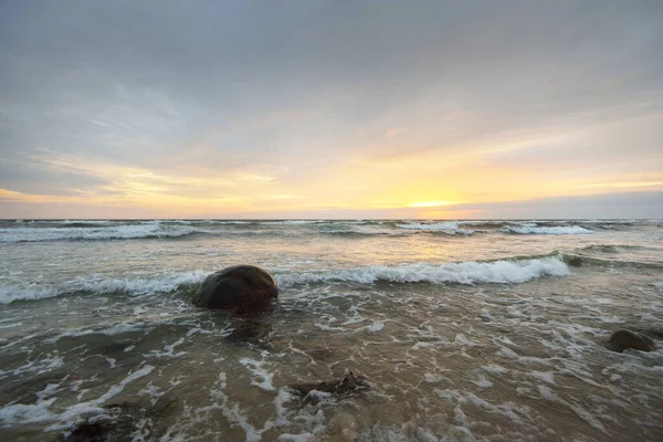 Sandstrand Öken Anholt Vid Solnedgången Vågor Och Vattenstänk Färgglada Molnlandskap — Stockfoto