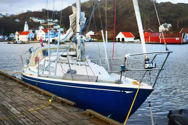 Motorbåtar Segelbåtar Och Fiskebåtar Förtöjda Vid Brygga Liten Fjordar Hidra — Stockfoto