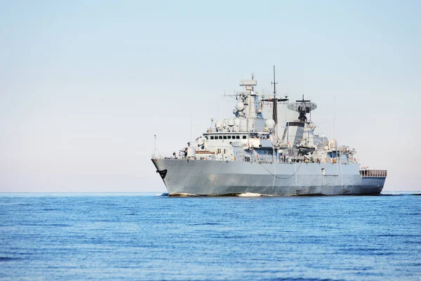 Large Grey Modern Warship Sailing Still Water Clear Blue Sky — Stock Photo, Image