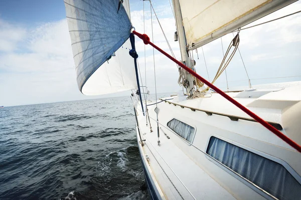 Біла Яхта Пливе Сонячний Літній День Вгорі Вниз Від Палуби — стокове фото